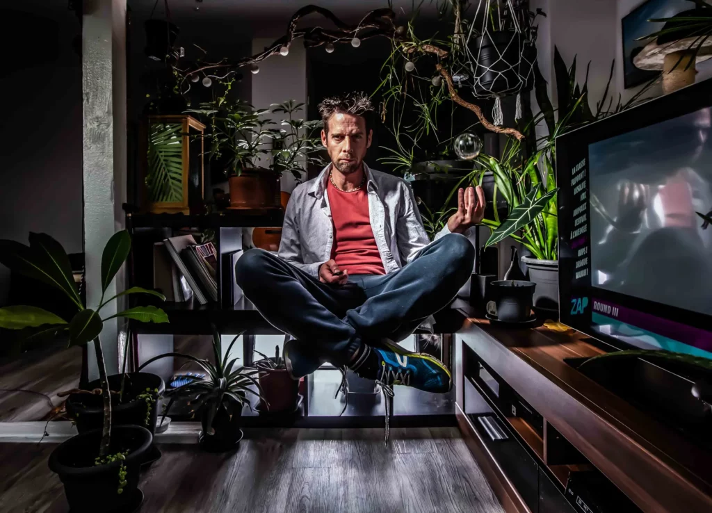 Portrait créatif de Tijoe – photographe et web designer à Mulhouse Portrait lévitant de Tijoe dans un intérieur végétalisé – photomontage créatif par un photographe professionnel à Mulhouse