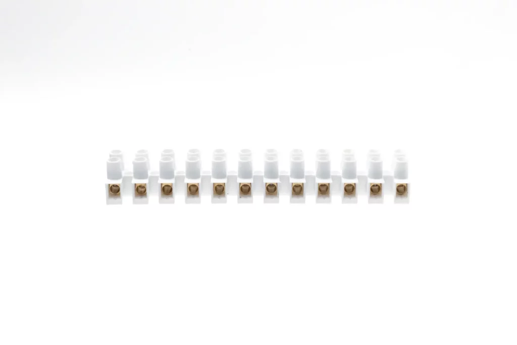 Bloc de connexion électrique – Photo packshot Tijoe Bloc de connexion électrique blanc – photo packshot sur fond blanc par Tijoe