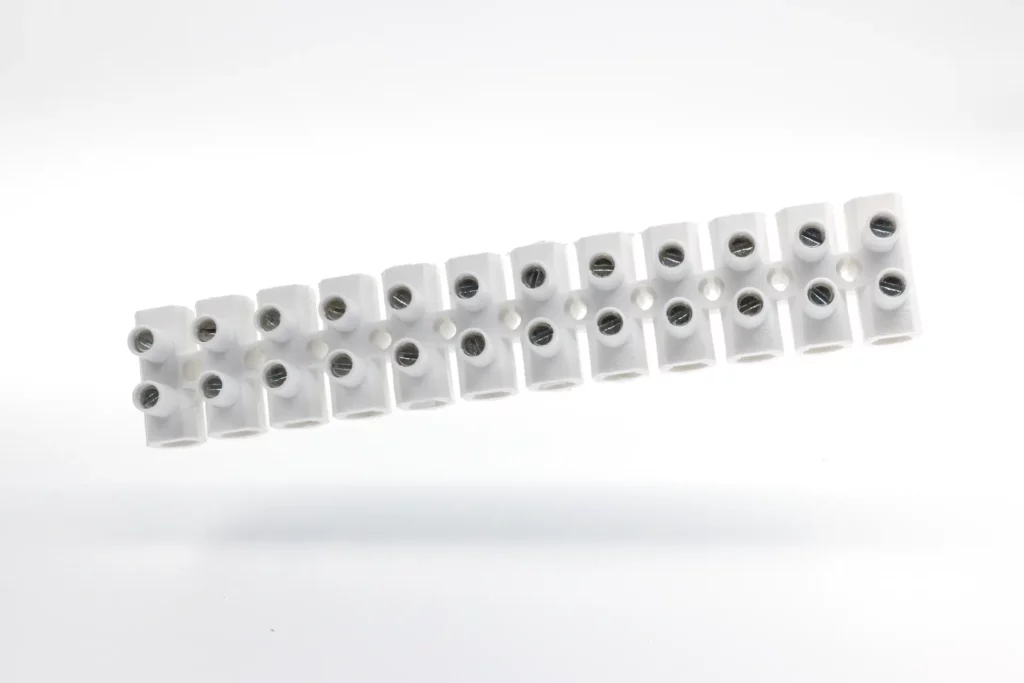 Bloc de connexion électrique – Photo packshot Tijoe Bloc de connexion électrique blanc – photo packshot produit réalisée par Tijoe sur fond blanc