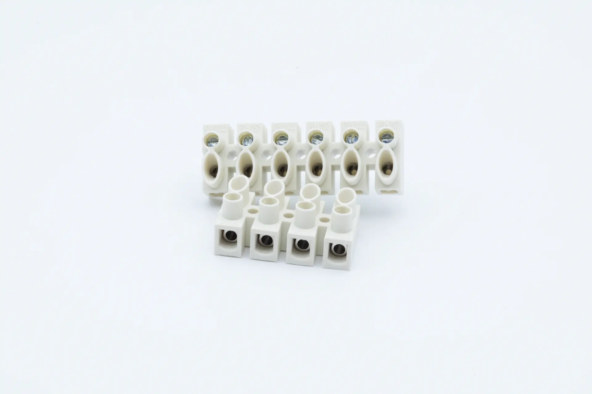 Borne électrique – Packshot professionnel par Tijoe photographe à Mulhouse Photo produit d’une borne électrique blanche sur fond blanc, réalisée par Tijoe photographe à Mulhouse. Packshot professionnel clair et détaillé.