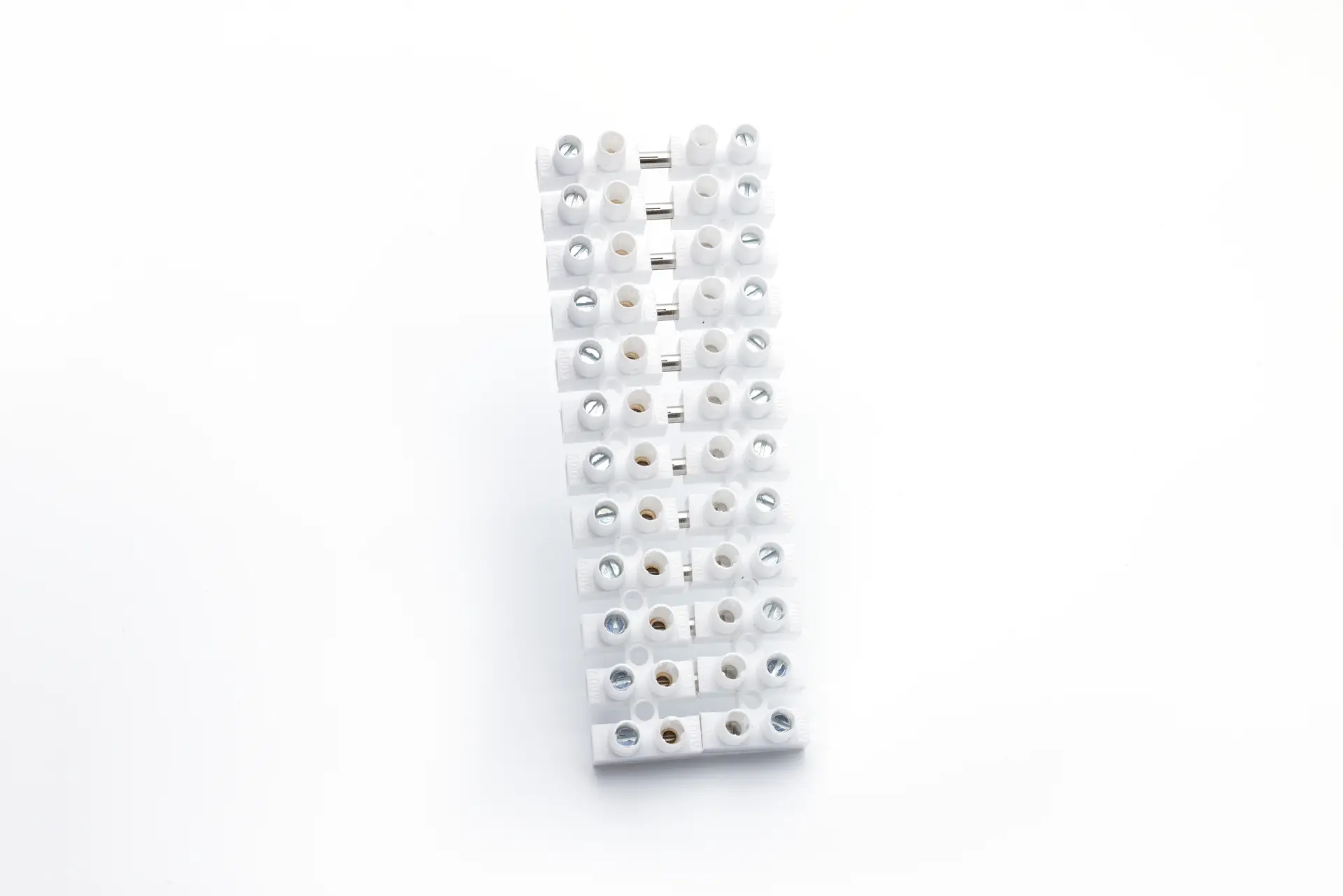 Borne électrique – Packshot professionnel par Tijoe à Mulhouse Photo produit d’une borne électrique sur fond blanc, réalisée par Tijoe photographe à Mulhouse. Image packshot nette et détaillée.