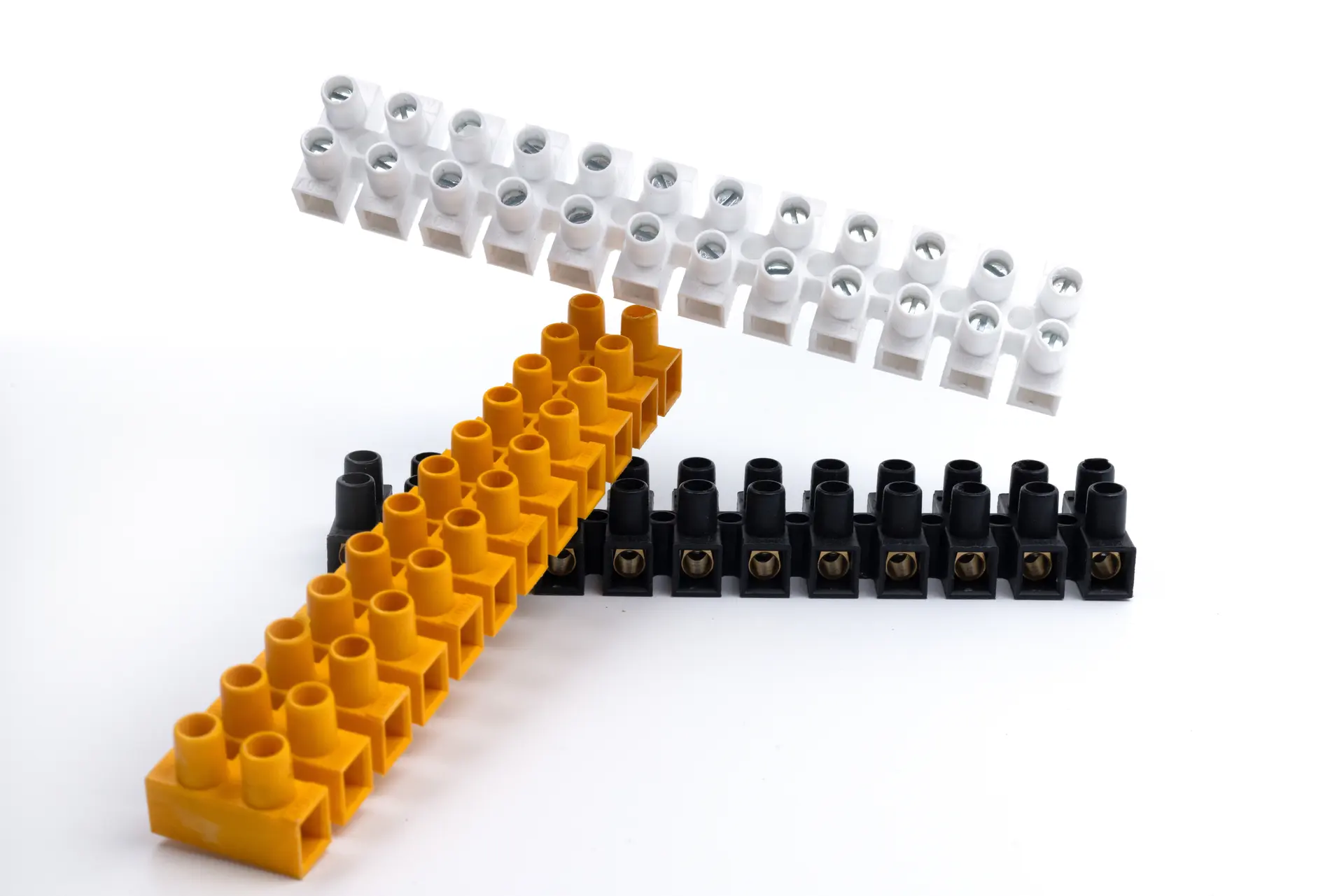 Packshot borniers électriques – Photo produit professionnelle par Tijoe à Mulhouse Packshot de borniers électriques colorés photographiés sur fond blanc par Tijoe, photographe à Mulhouse. Image technique nette et équilibrée.