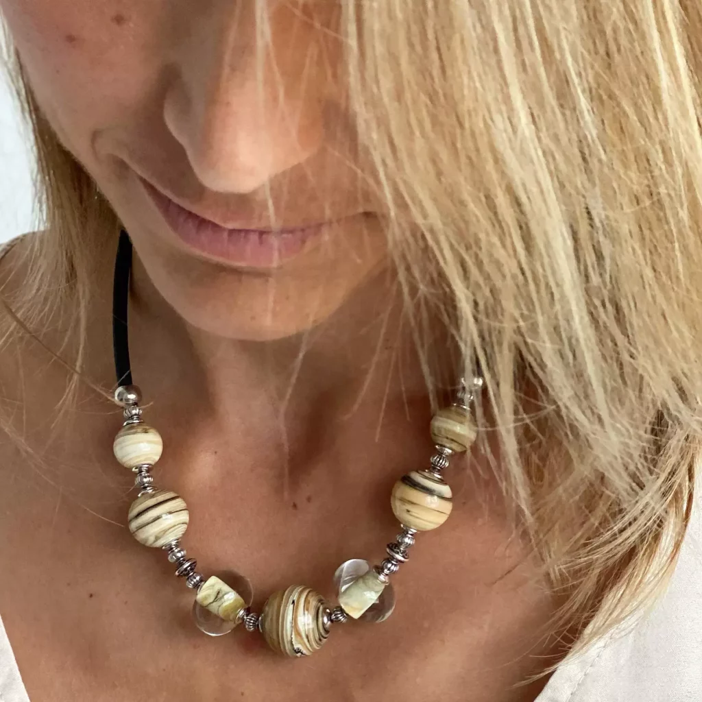 Collier artisanal – Photographie packshot Tijoe Mulhouse Photographie packshot d’un collier artisanal beige et marron, réalisée par Tijoe, photographe professionnel à Mulhouse.