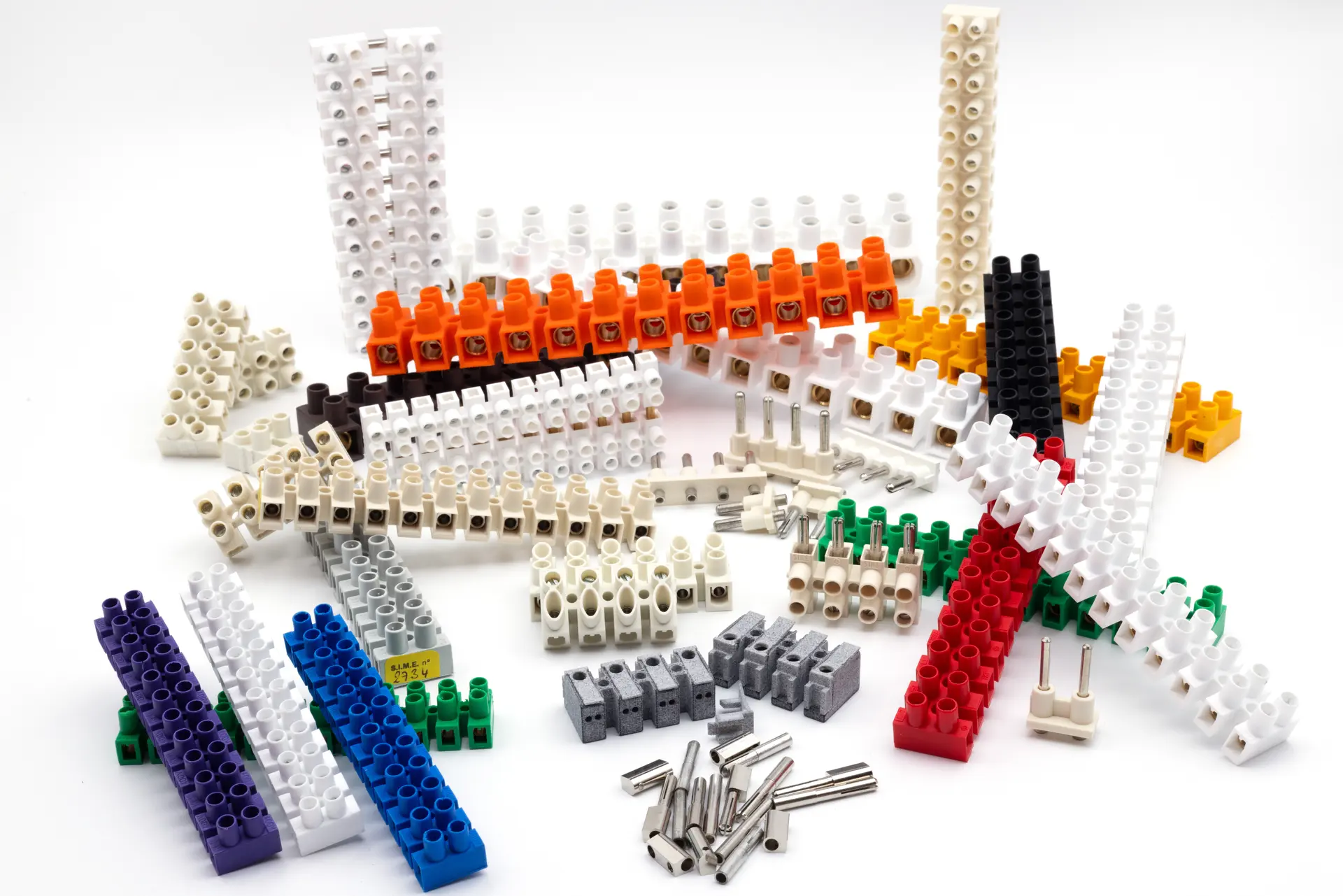 Packshot connecteurs et borniers électriques – Tijoe photographe à Mulhouse Packshot professionnel de connecteurs et borniers électriques photographiés par Tijoe à Mulhouse. Image technique claire et détaillée sur fond blanc.