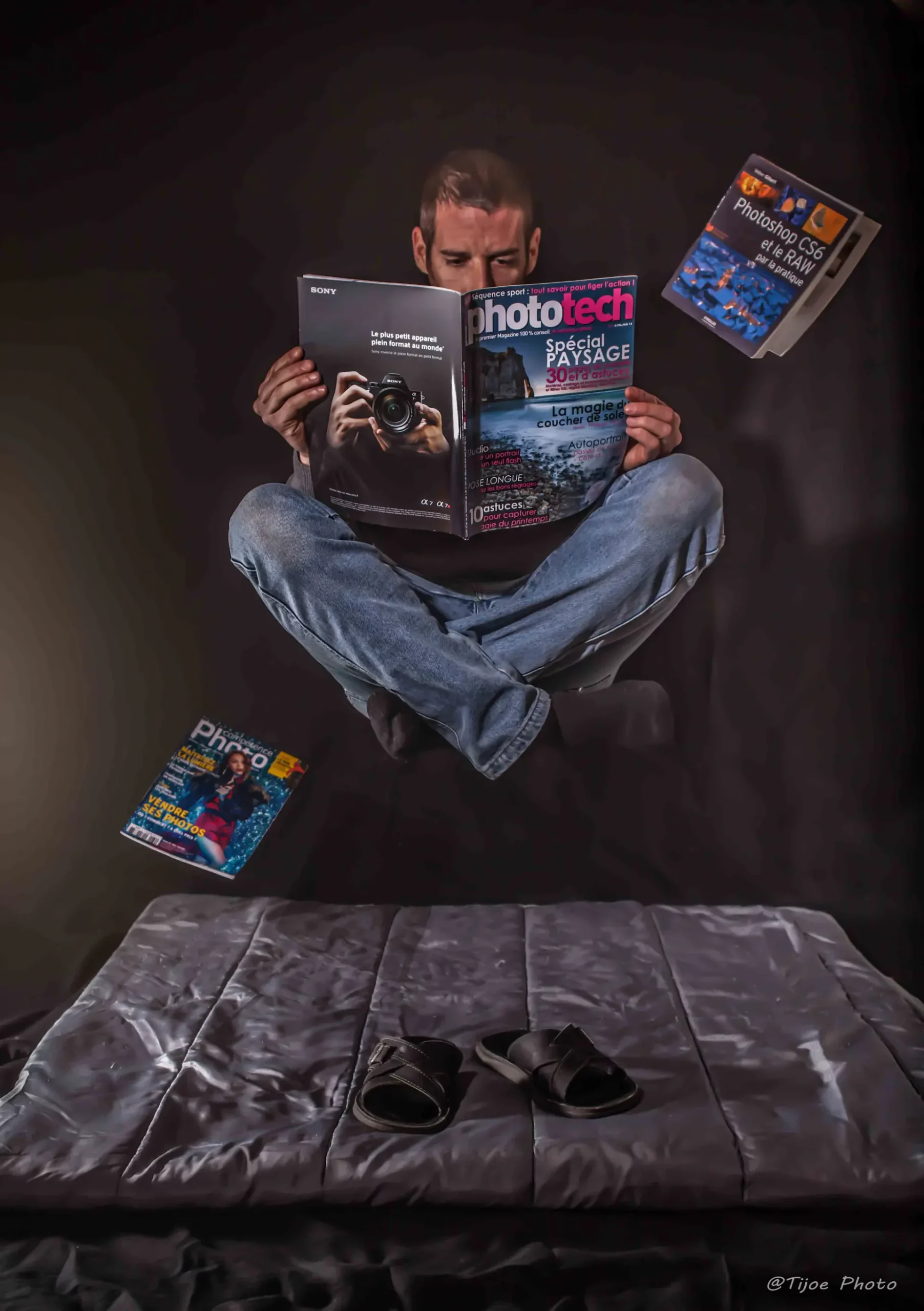 Photomontage en lévitation – Création photo par Tijoe photographe à Mulhouse Photomontage créatif en lévitation, réalisé par Tijoe, photographe à Mulhouse — mise en scène humoristique autour de la lecture et de la photo.