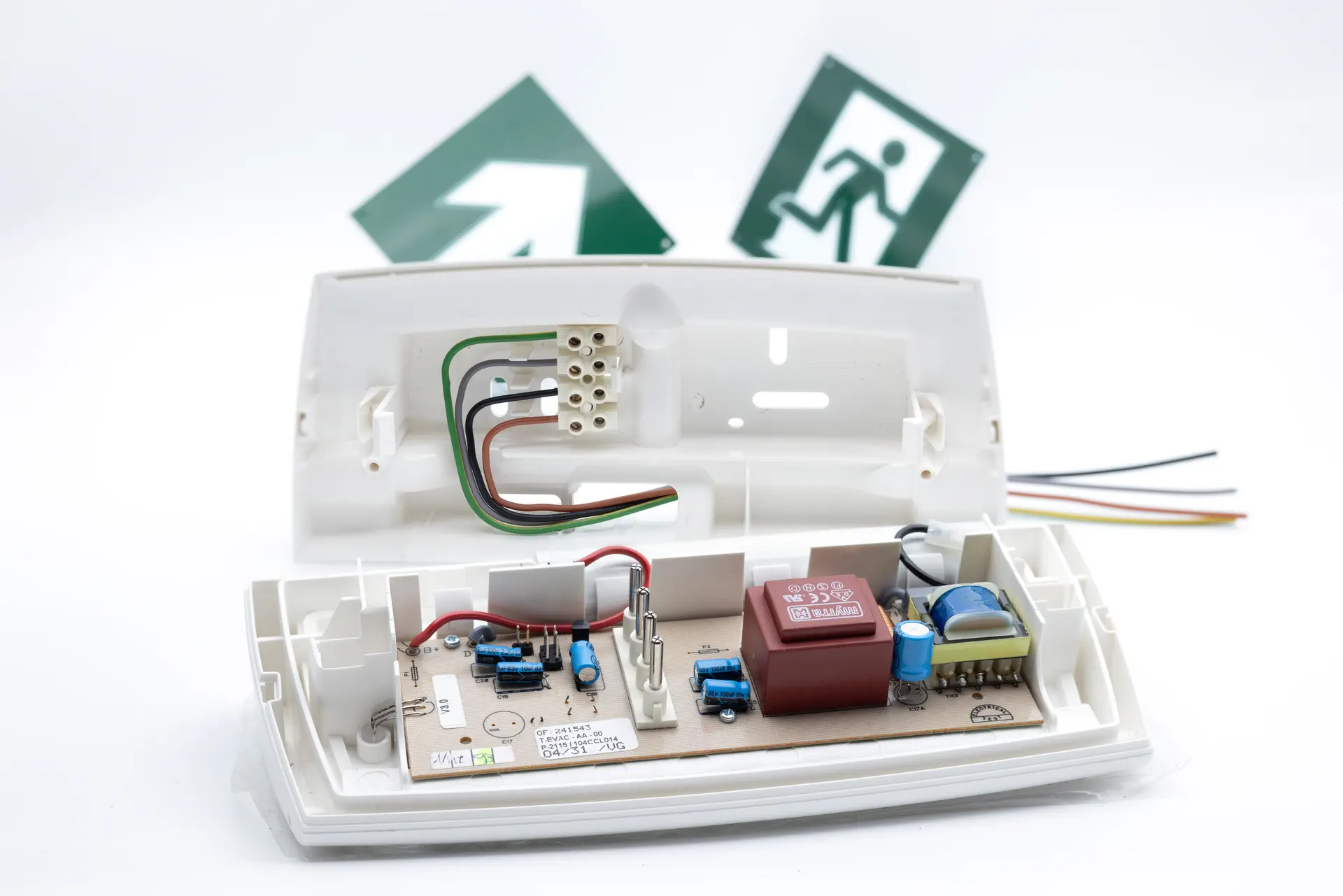 Packshot électronique – Éclairage de sécurité par Tijoe photographe à Mulhouse Photo produit d’un module électronique d’éclairage de sécurité, réalisée par Tijoe photographe à Mulhouse. Packshot technique sur fond blanc.