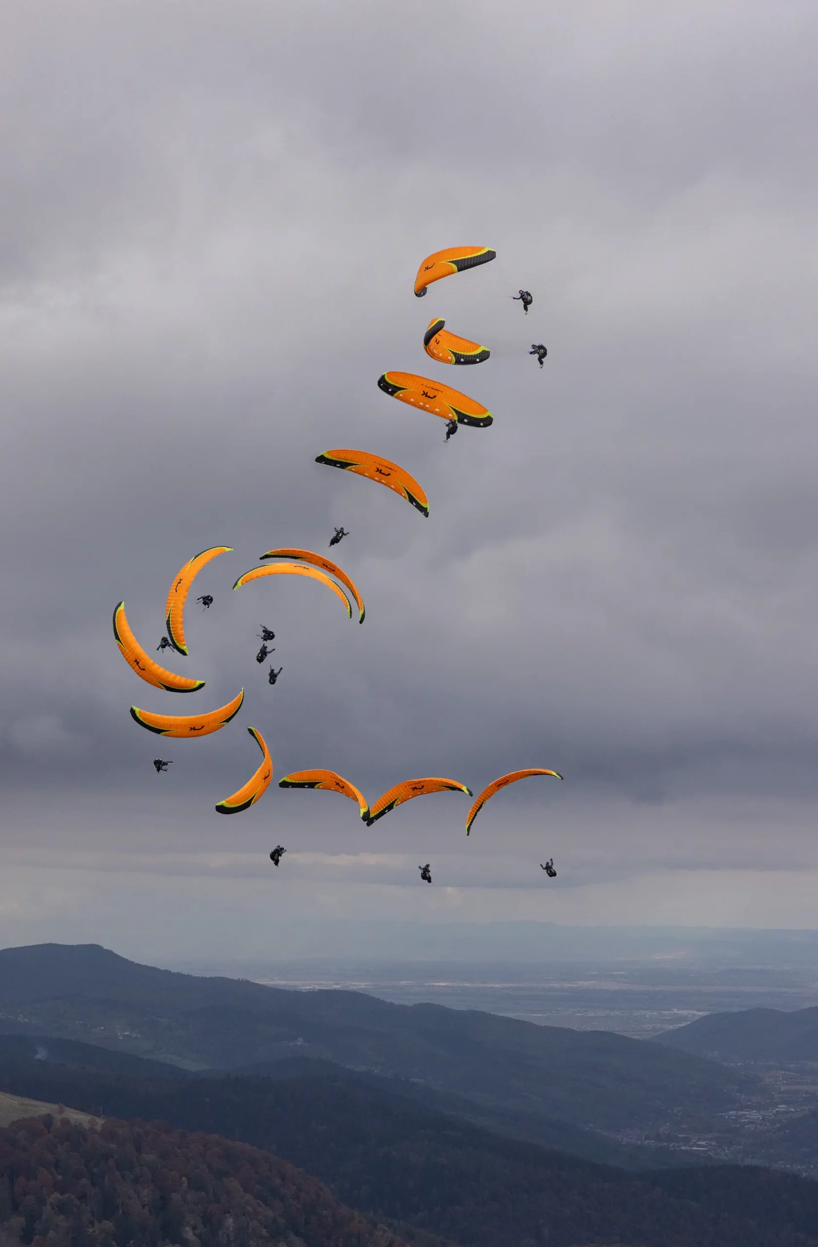 Photographe sport à Mulhouse – Vol en parapente Photographie artistique de parapente en vol, réalisée par Tijoe Photographe sport à Mulhouse et dans les Vosges.