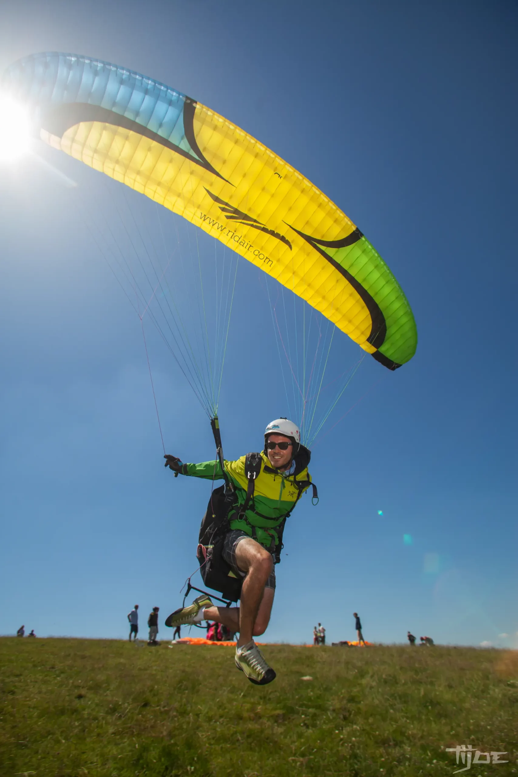Décollage parapente dans les Vosges – Tijoe photographe sportif à Mulhouse Parapentiste au décollage dans les Vosges, photographié par Tijoe photographe sportif à Mulhouse.