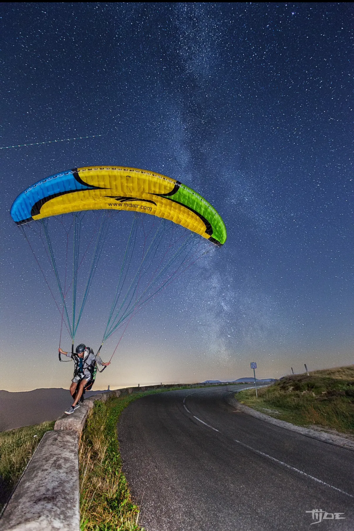 Parapente de nuit sous la Voie lactée – Tijoe photographe en Alsace Parapentiste de nuit sous la Voie lactée, capturé par Tijoe photographe sportif et créatif en Alsace.