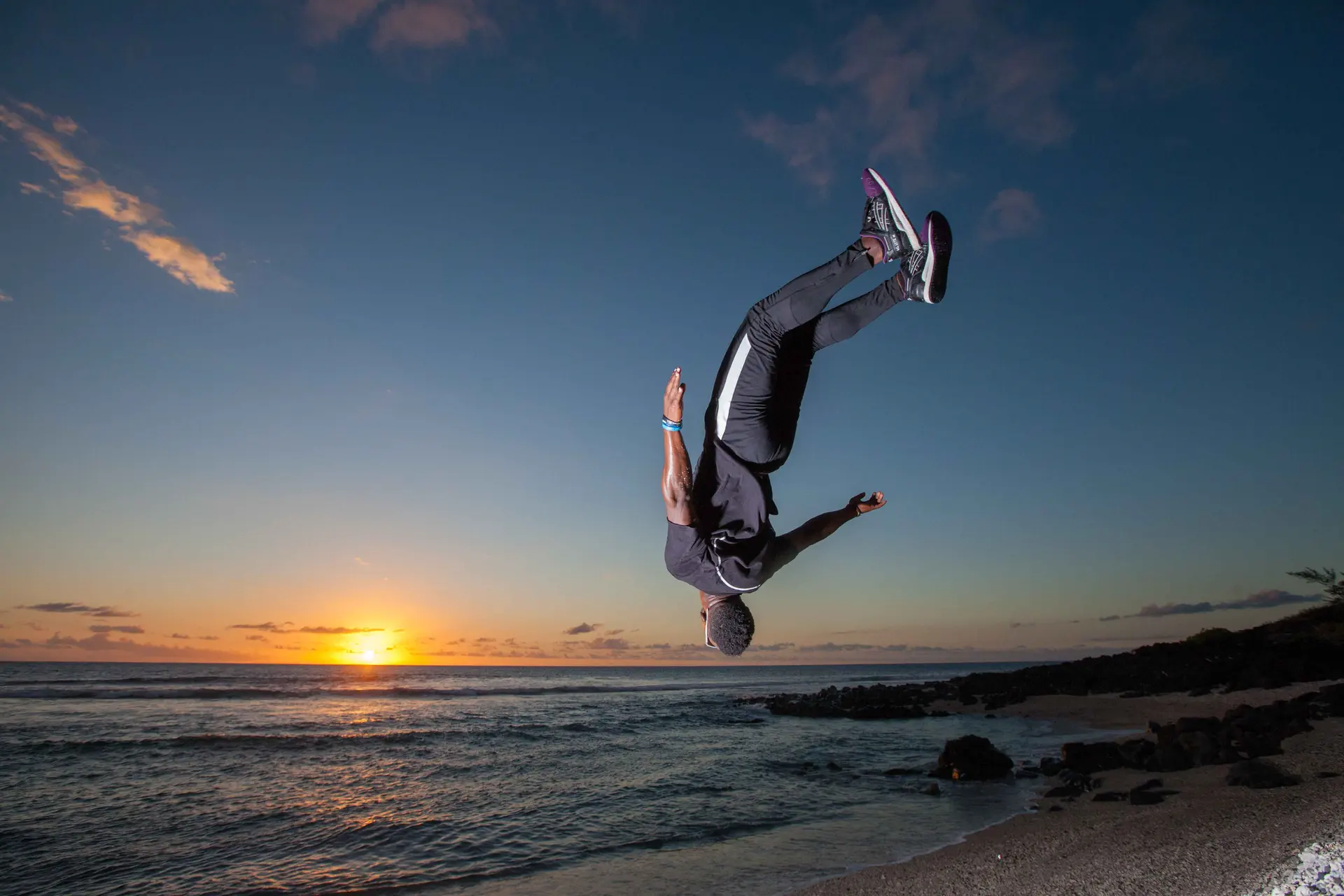 Photo d’athlète de parkour au coucher du soleil – Tijoe photographe à Mulhouse Athlète de parkour réalisant un saut acrobatique au coucher du soleil, photographié par Tijoe, photographe de sport à Mulhouse.
