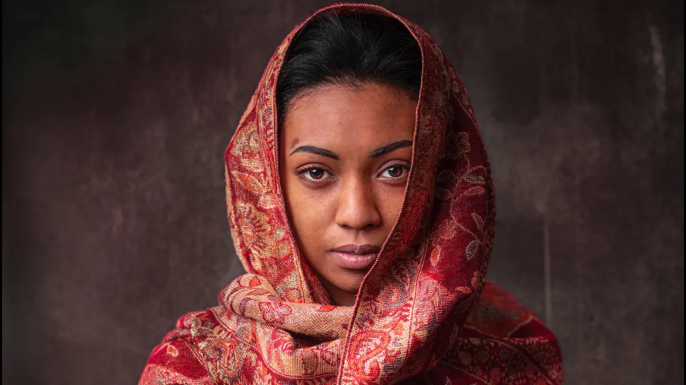 Photographe portrait artistique à Mulhouse – lumière studio et ambiance créative Portrait artistique de femme en studio, éclairé par une lumière chaude, réalisé par Tijoe photographe à Mulhouse