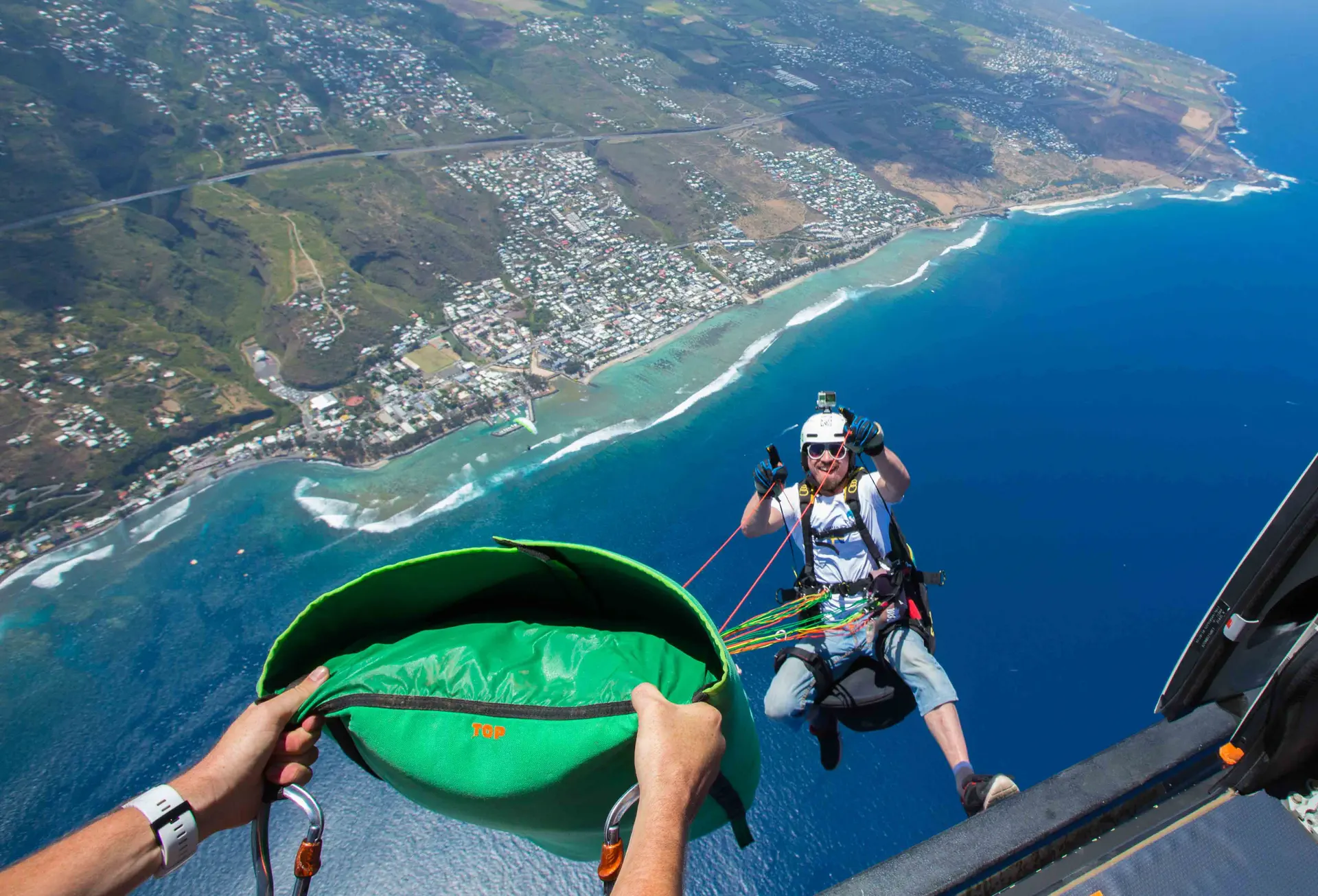 Photographe de sport à Mulhouse – reportage parapente et sensations aériennes Photo de parapente au-dessus du paysage alsacien, capturée par Tijoe photographe sportif à Mulhouse