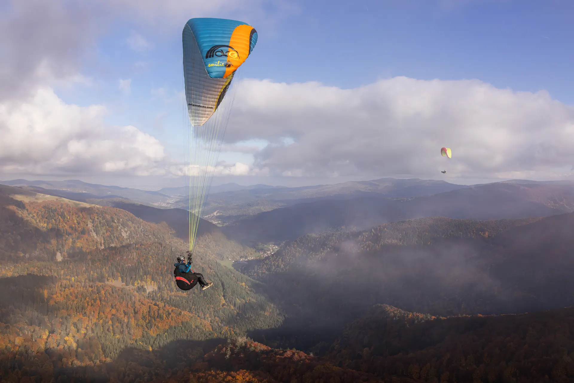 Photographe sport Mulhouse – Parapente dans les Vosges Photographie aérienne de parapente dans les montagnes vosgiennes, capturée par Tijoe Photographe sport à Mulhouse.