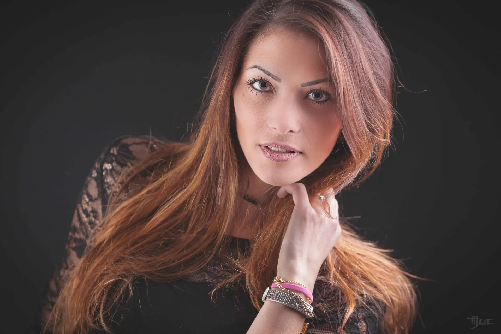 Portrait féminin en studio – Tijoe photographe professionnel à Mulhouse Portrait de femme en studio réalisé par Tijoe photographe à Mulhouse. Photo lumineuse et naturelle au style professionnel et élégant.