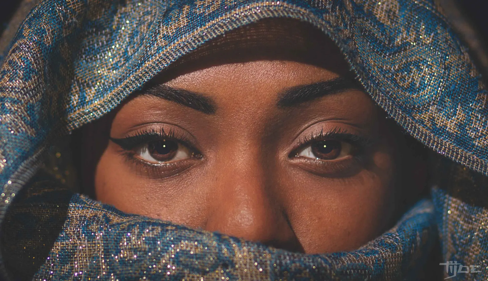 Gros plan artistique sur le regard – Tijoe photographe à Mulhouse Gros plan artistique sur le regard d’une femme, réalisé par Tijoe photographe à Mulhouse. Portrait expressif et détaillé en lumière douce.