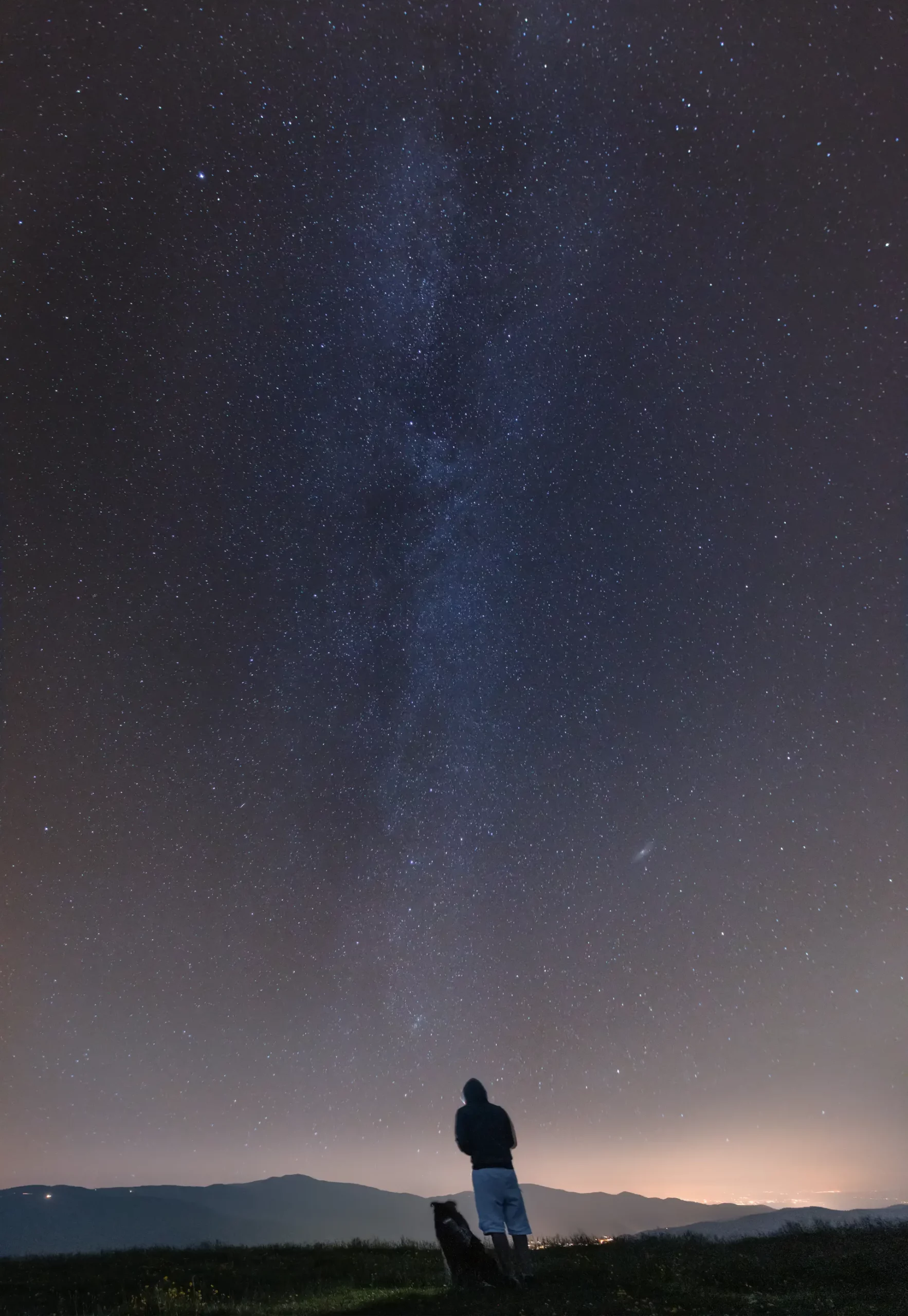 Photographe paysage Mulhouse – ciel étoilé de nuit Paysage nocturne avec ciel étoilé et silhouette humaine, photographie artistique réalisée par un photographe paysage à Mulhouse