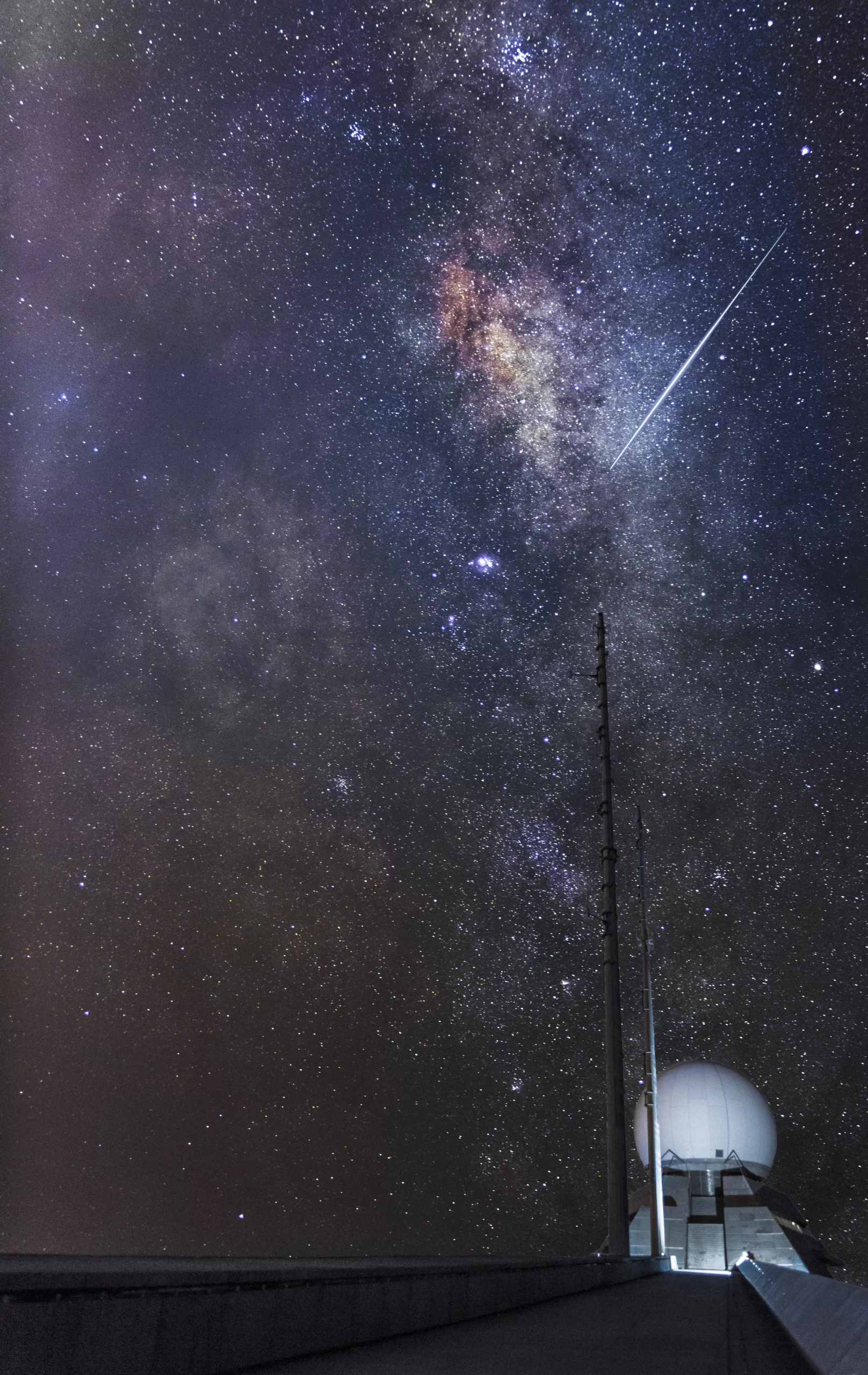 Photo de nuit au grand ballon d'Alsace avec le radar en premier plan la voie lactée dans le ciel et une étoile filante