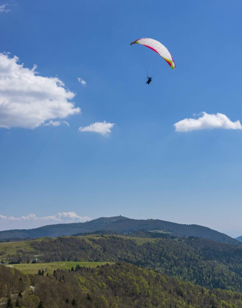 Parapente solo en vol au-dessus des Vosges sous un ciel bleu – Photo de Tijoe, photographe en Alsace