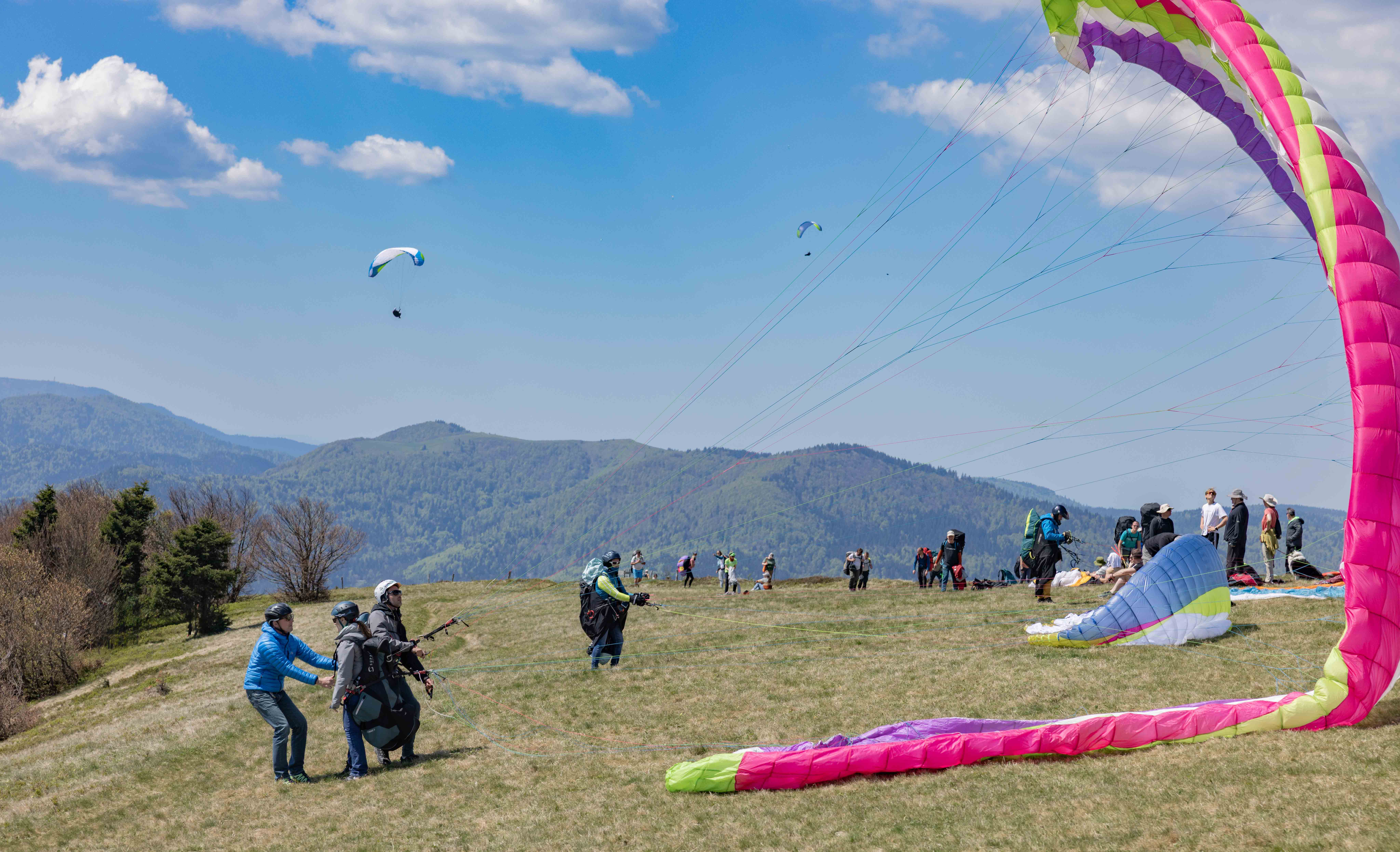 Préparation au décollage en parapente sur les crêtes des Vosges – Photo signée Tijoe, photographe en Alsace