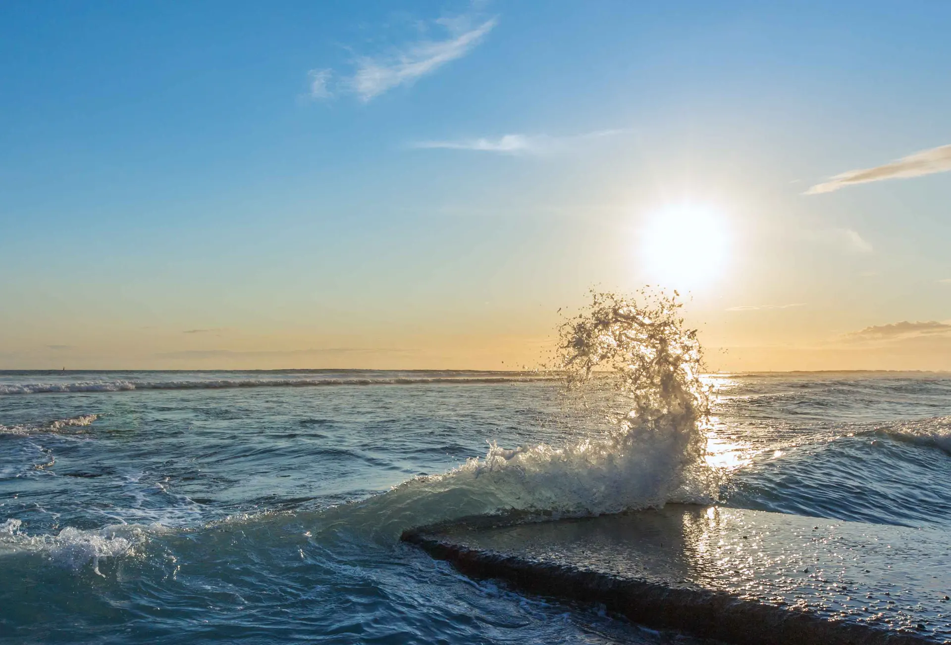 Vague puissante sur l’océan Indien à La Réunion au coucher du soleil – photo artistique de Tijoe, web designer et photographe à Mulhouse