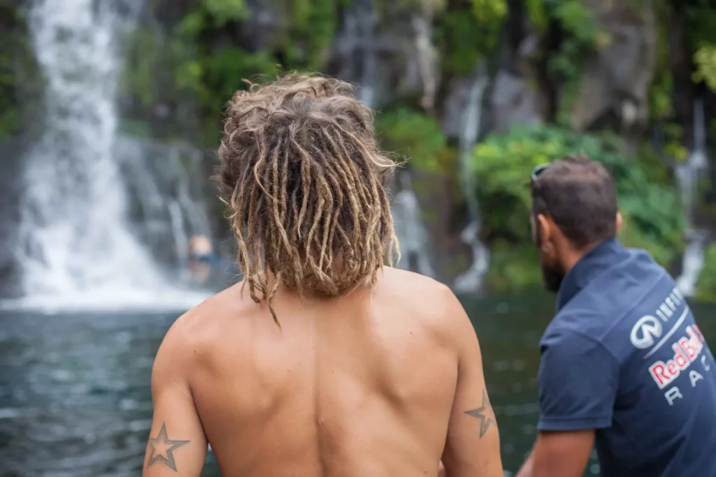 Deux hommes observant une cascade tropicale - Photo nature par Tijoe, photographe et web designer à Mulhouse