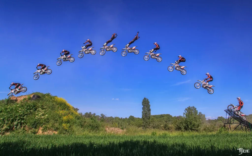 Séquence d’un saut en motocross en plein ciel bleu – montage photo par Tijoe Photo