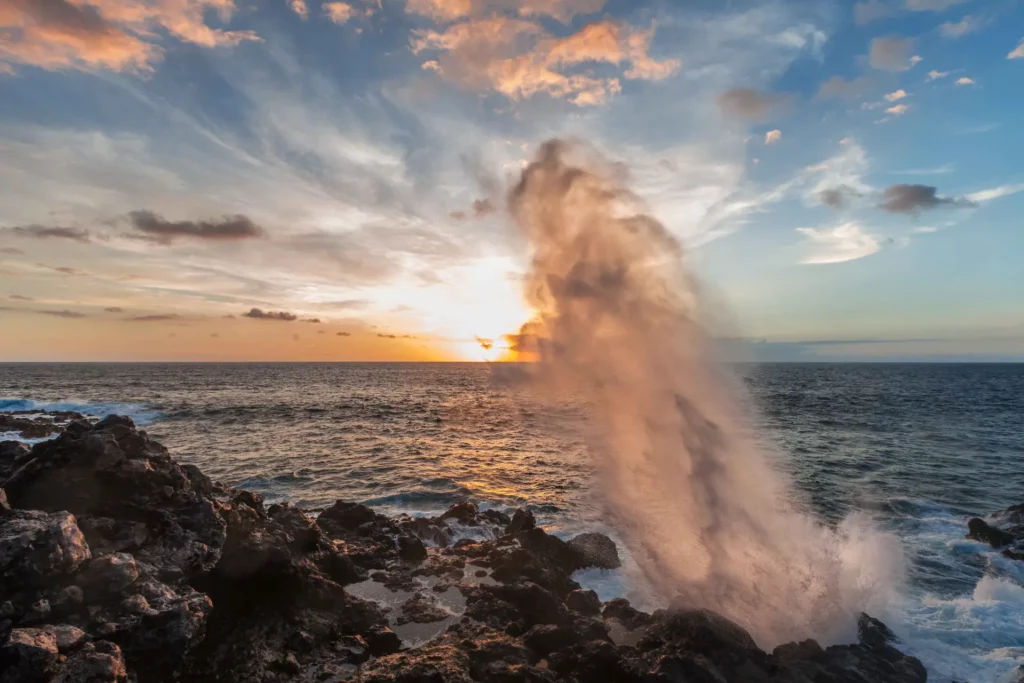 Souffleur volcanique en bord de mer à l’île de La Réunion au coucher du soleil