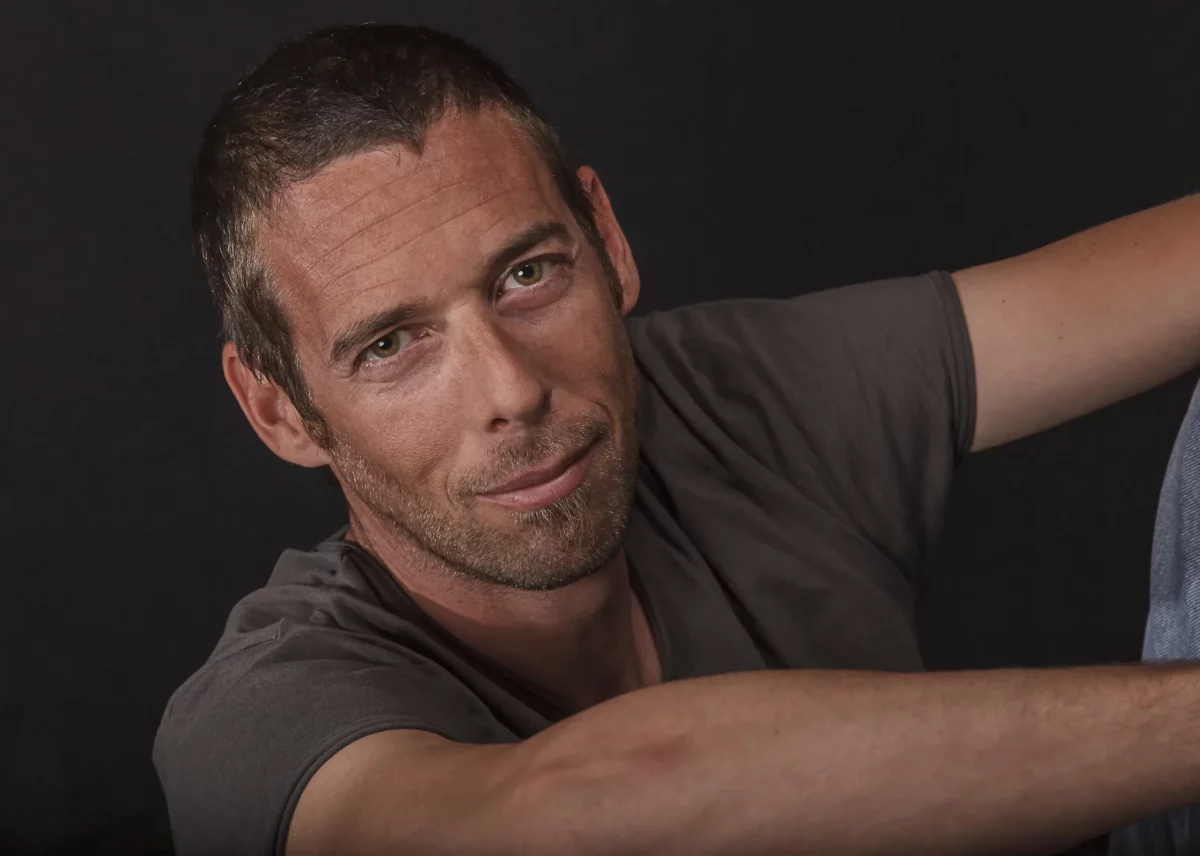 Portrait professionnel de Tijoe, web designer Mulhouse et photographe freelance à Mulhouse, sur fond noir