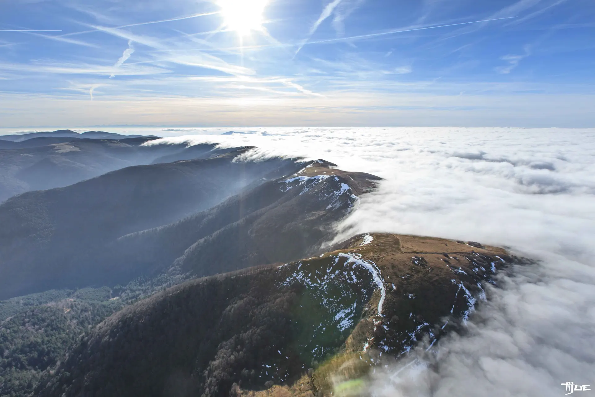Crêtes des Vosges et mer de nuages – Vue aérienne spectaculaire Vue aérienne des crêtes vosgiennes émergeant d’une mer de nuages sous un ciel bleu ensoleillé
