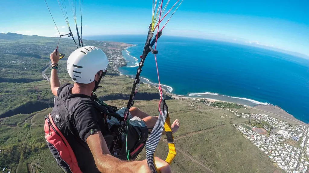 Photographe professionnel Tijoe en parapente au-dessus de la côte – Web Designer Mulhouse