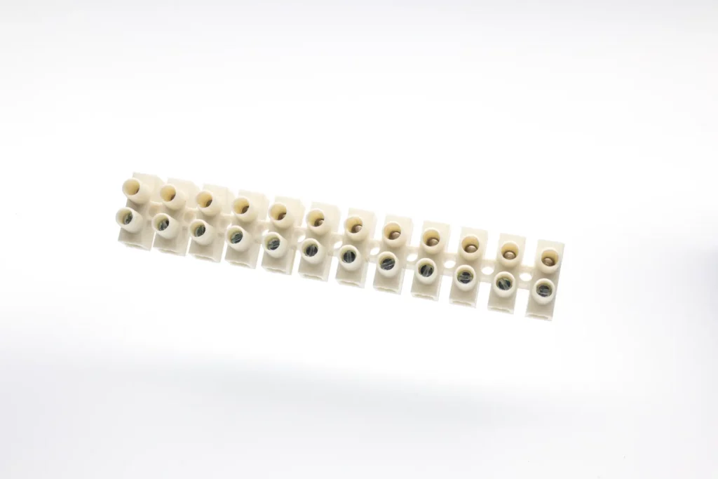 Connecteur électrique blanc en plastique – photo packshot sur fond blanc par Tijoe photographe mulhouse