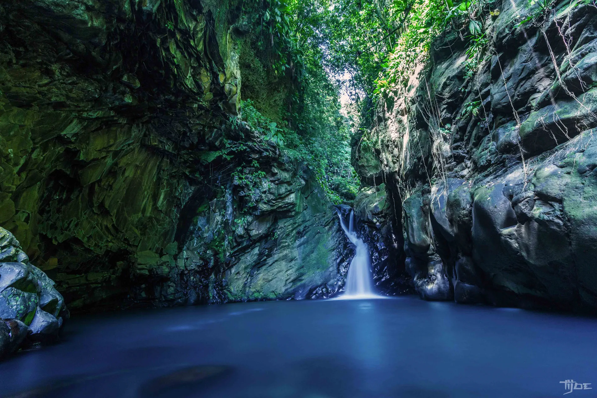 Cascade sauvage dans un canyon alsacien Cascade dans un canyon verdoyant, photographie de nature capturée par Tijoe Photographe en Alsace.