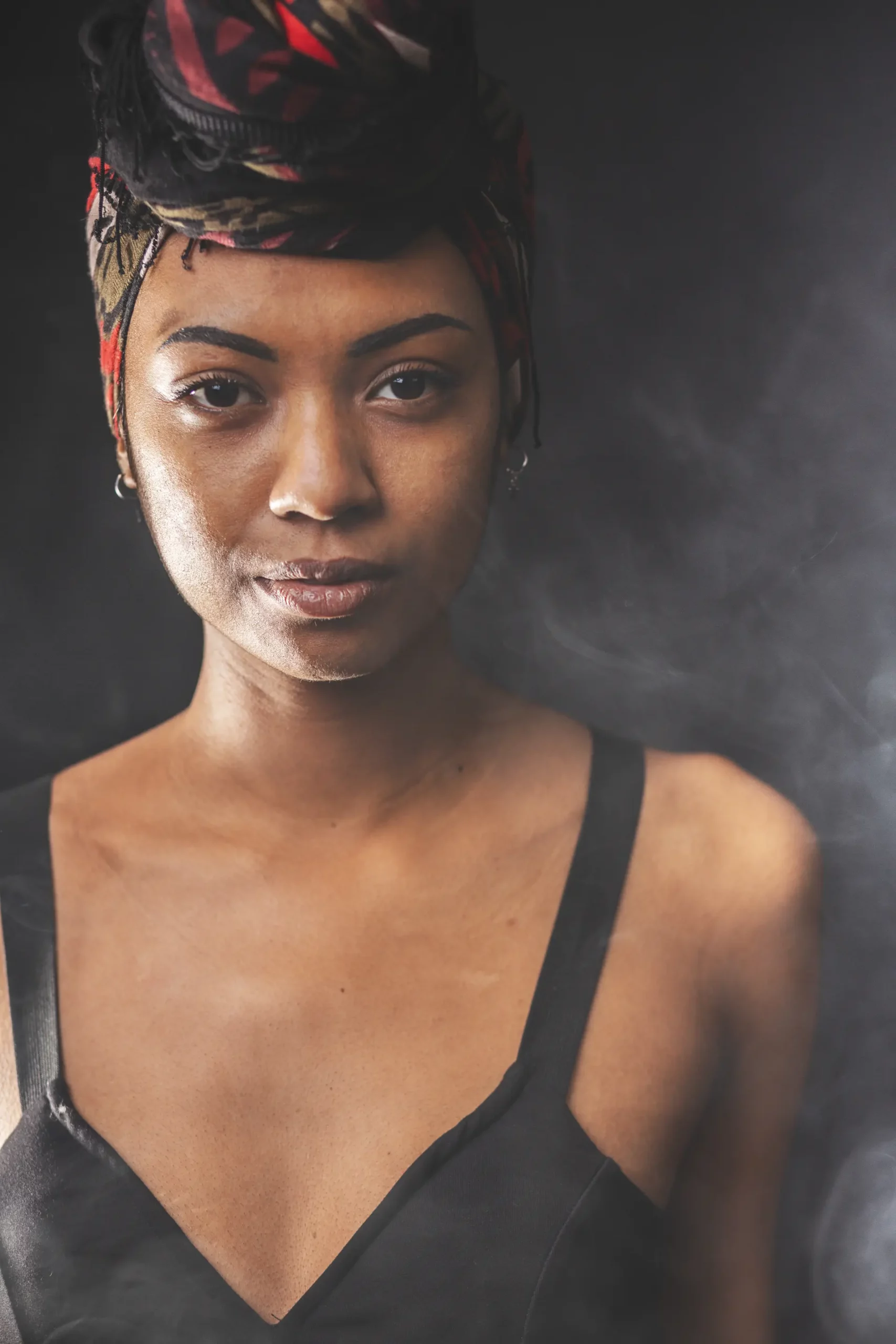 Photographe portrait artistique moderne à Mulhouse – ambiance studio et lumière créative Portrait artistique moderne de femme en studio, réalisé par Tijoe photographe à Mulhouse