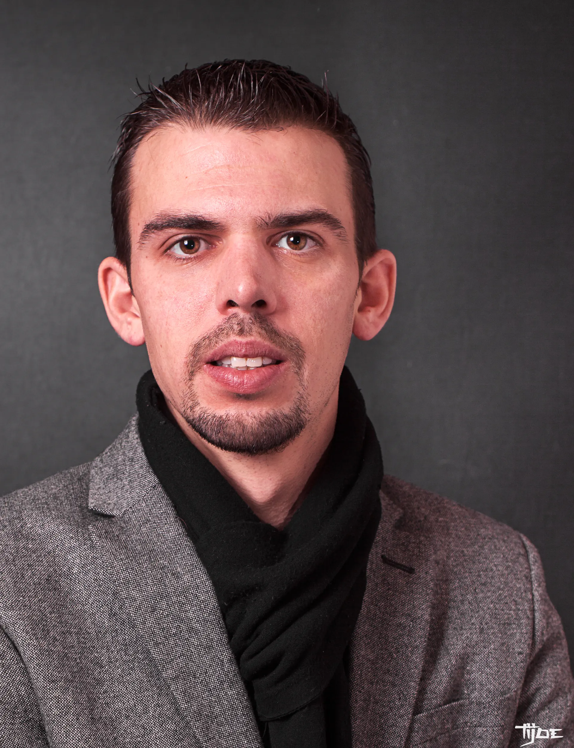 Photographe portrait professionnel à Mulhouse – photo de profil studio Portrait professionnel en studio sur fond neutre, réalisé par Tijoe photographe à Mulhouse