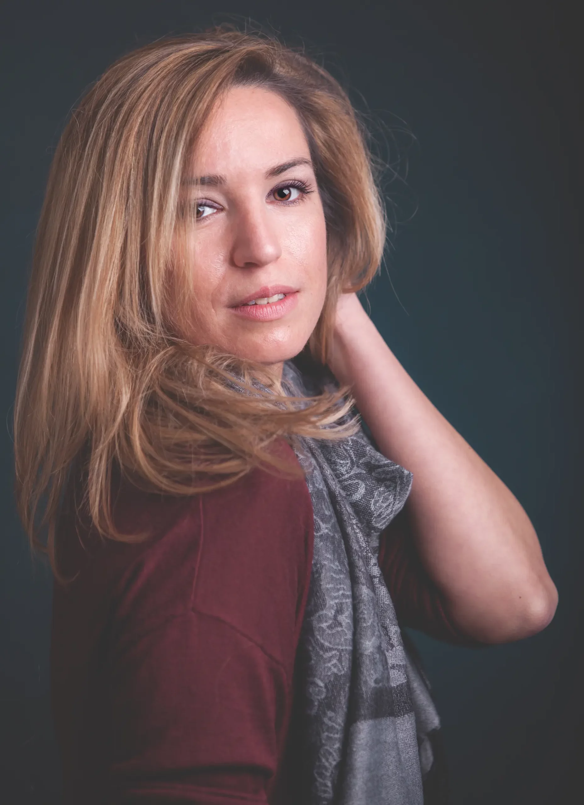 Photographe portrait studio à Mulhouse – lumière douce et ambiance professionnelle Portrait de femme en studio, éclairé par une lumière douce, réalisé par Tijoe photographe à Mulhouse