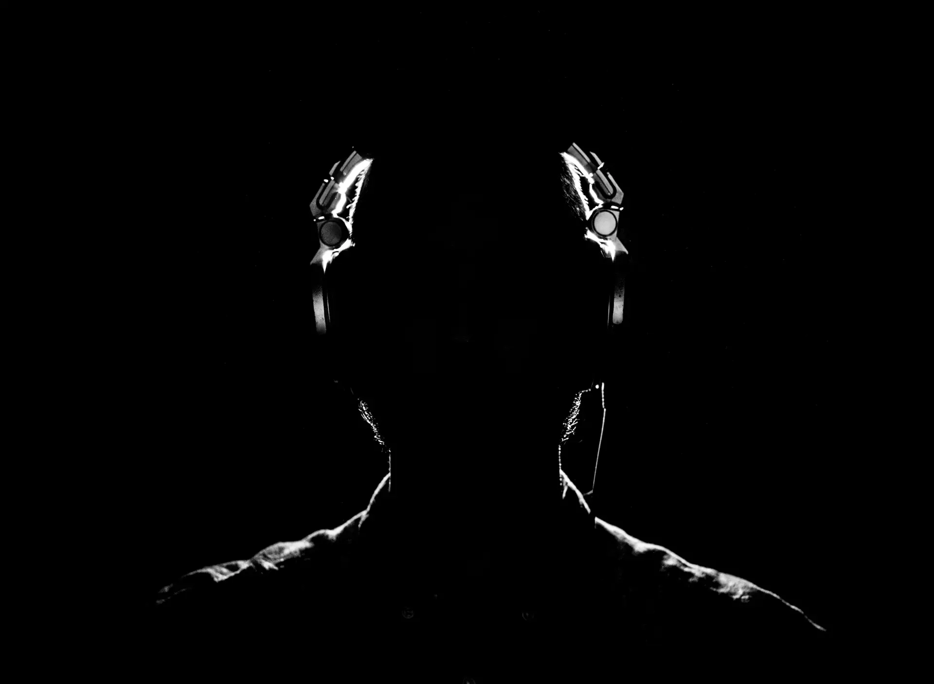 Photographe portrait silhouette à Mulhouse – séance studio Portrait silhouette en studio à Mulhouse, photographie professionnelle en clair-obscur.