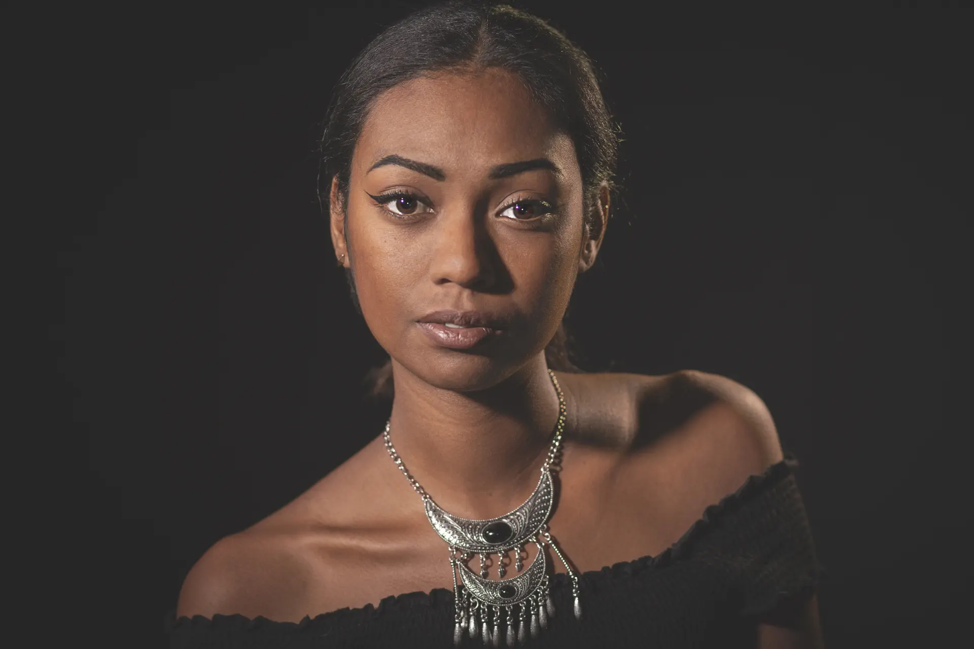 Photographe portrait femme à Mulhouse – séance studio Portrait femme en studio à Mulhouse, photographie professionnelle centrée sur le regard.