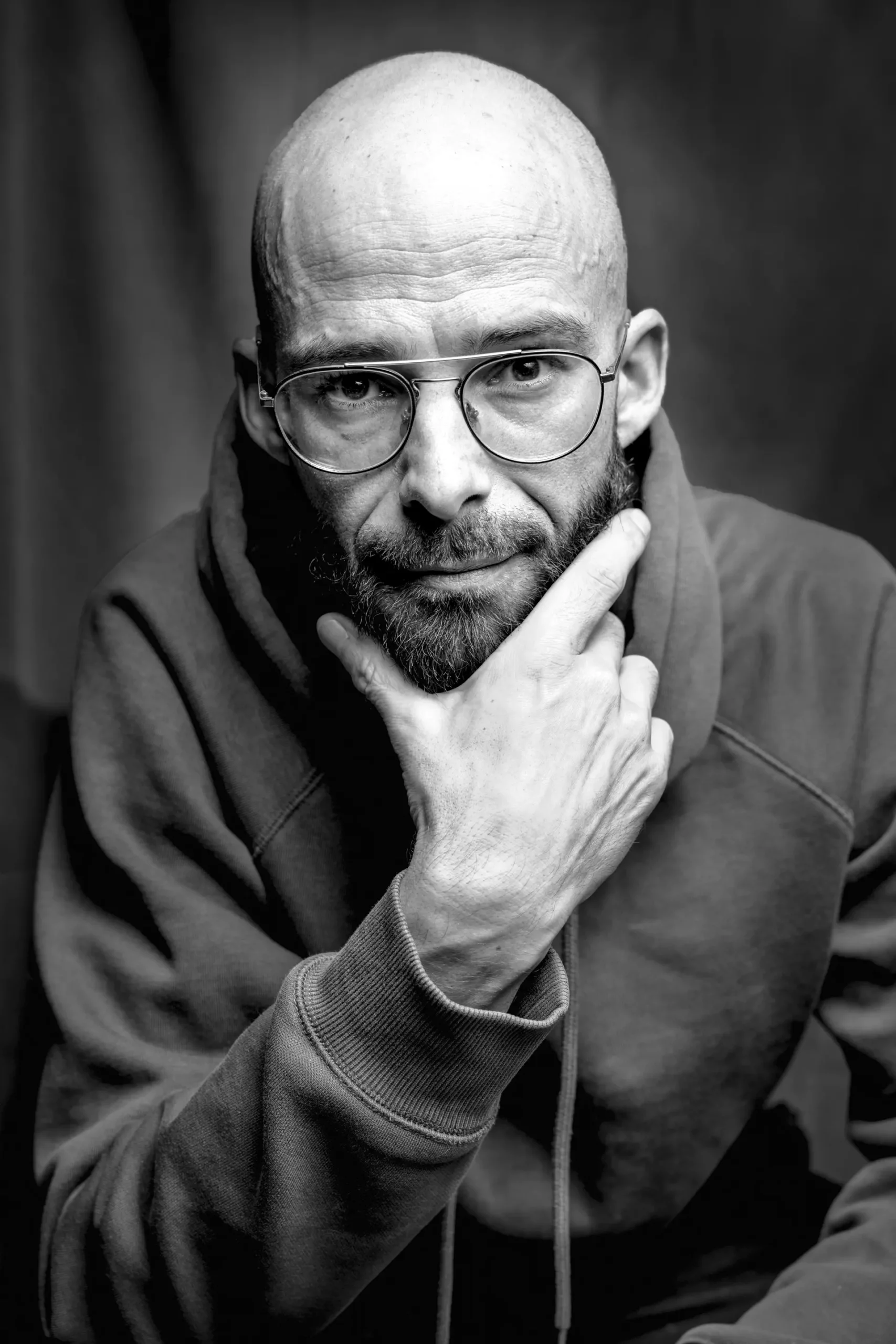 Portrait homme noir et blanc – photographe Mulhouse Portrait d’homme en noir et blanc, pose réfléchie et regard intense, photographie artistique réalisée par un photographe à Mulhouse