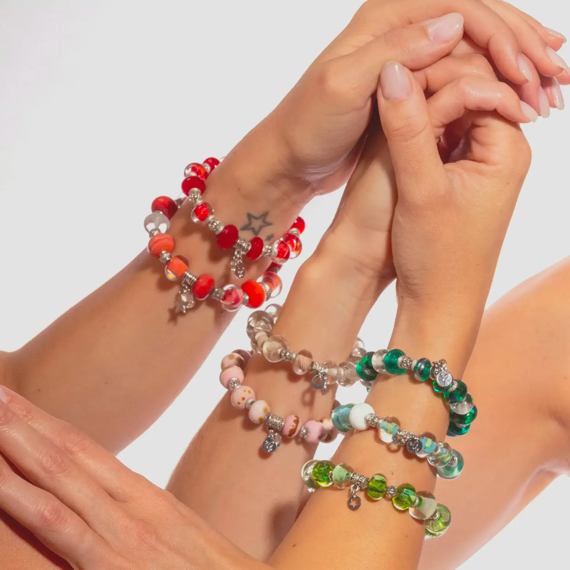 Packshot bracelets artisanaux – Tijoe photographe à Mulhouse Image packshot de bijou réalisée par Tijoe, photographe à Mulhouse. Cette photo de collier met en valeur les textures naturelles et les reflets du bijou, dans un style professionnel adapté aux e-commerces, créateurs et artisans. Une prise de vue nette et équilibrée, pensée pour la présentation produit.