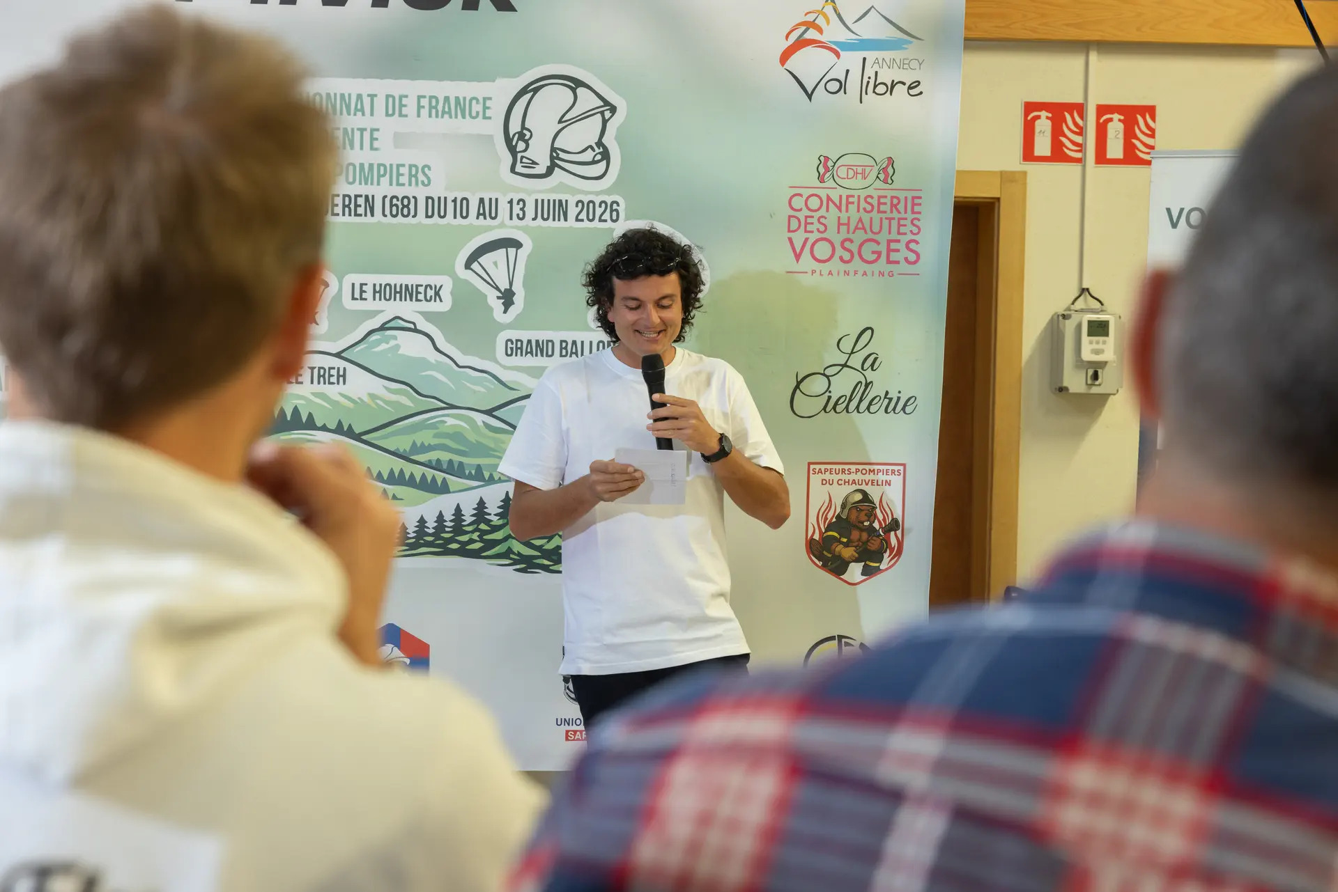 Flavio Funiati – Directeur d'Épreuve du Championnat de France de Parapente des Sapeurs-Pompiers 2026 Flavio Funiati présentant le briefing du 32e Championnat de France de Parapente des Sapeurs-Pompiers à Oderen
